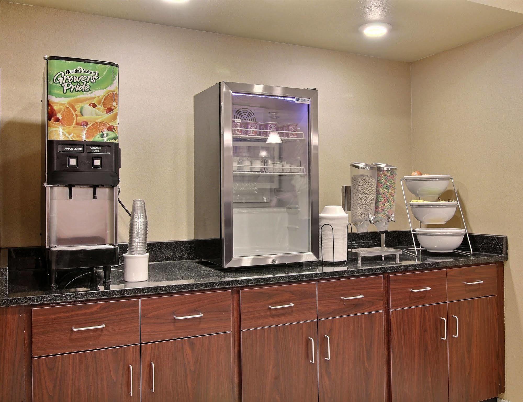 Cobblestone Inn&Suites - Linton Extérieur photo