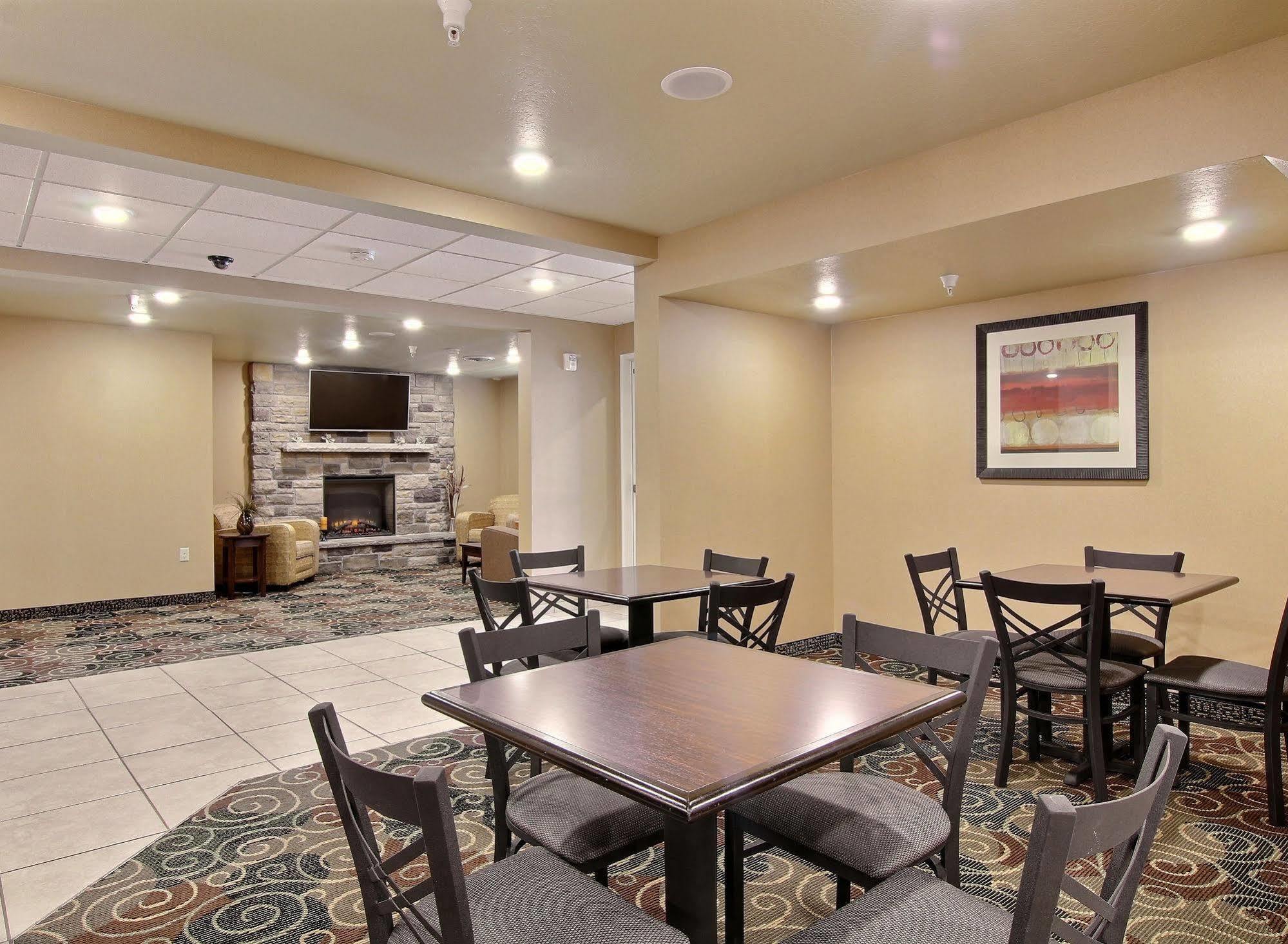 Cobblestone Inn&Suites - Linton Extérieur photo