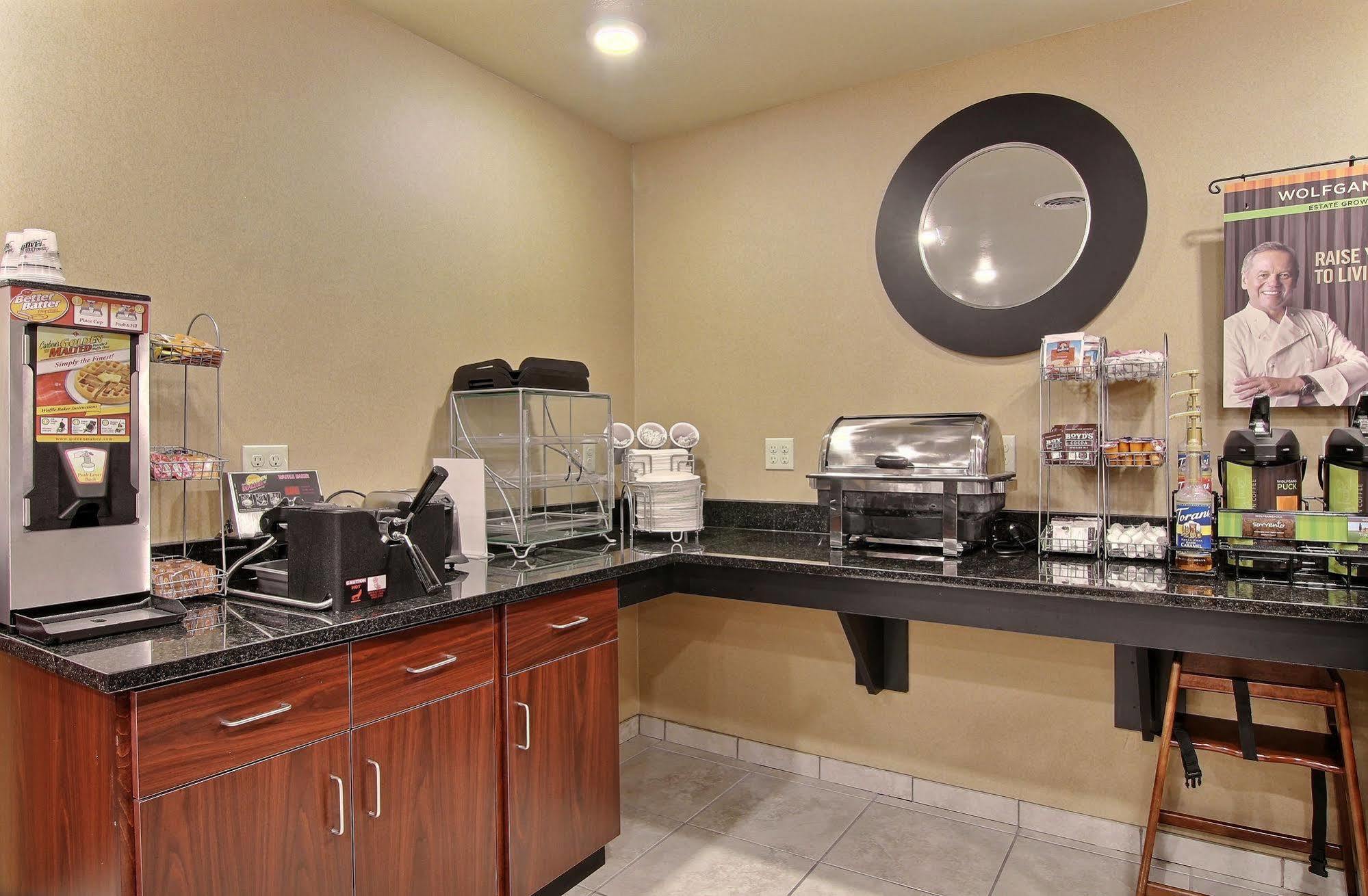Cobblestone Inn&Suites - Linton Extérieur photo