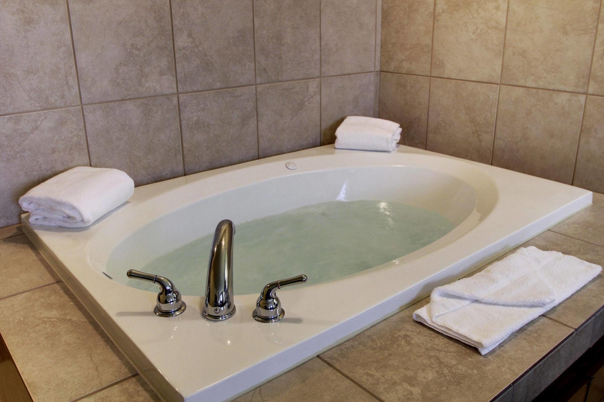 Cobblestone Inn&Suites - Linton Extérieur photo